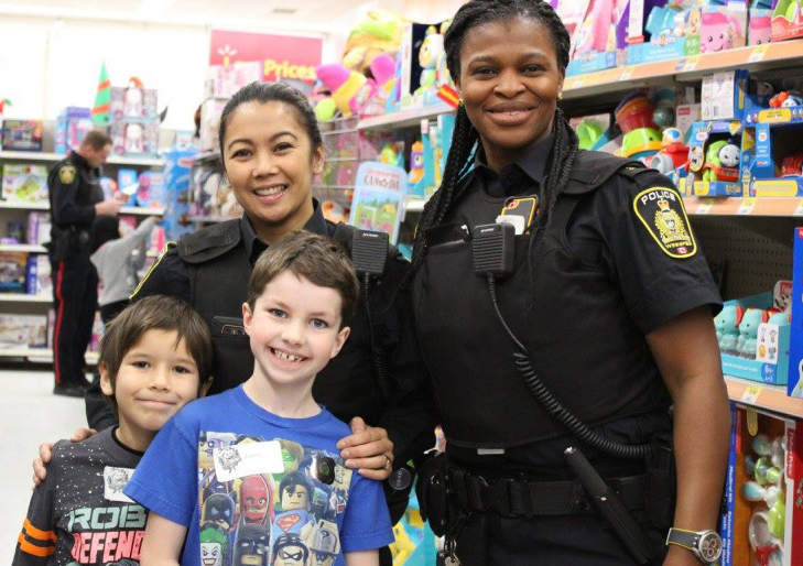 60 schoolchildren from Winnipeg spent Christmas shopping day with police officers