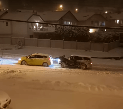 The unusual way to push the car out of the snow